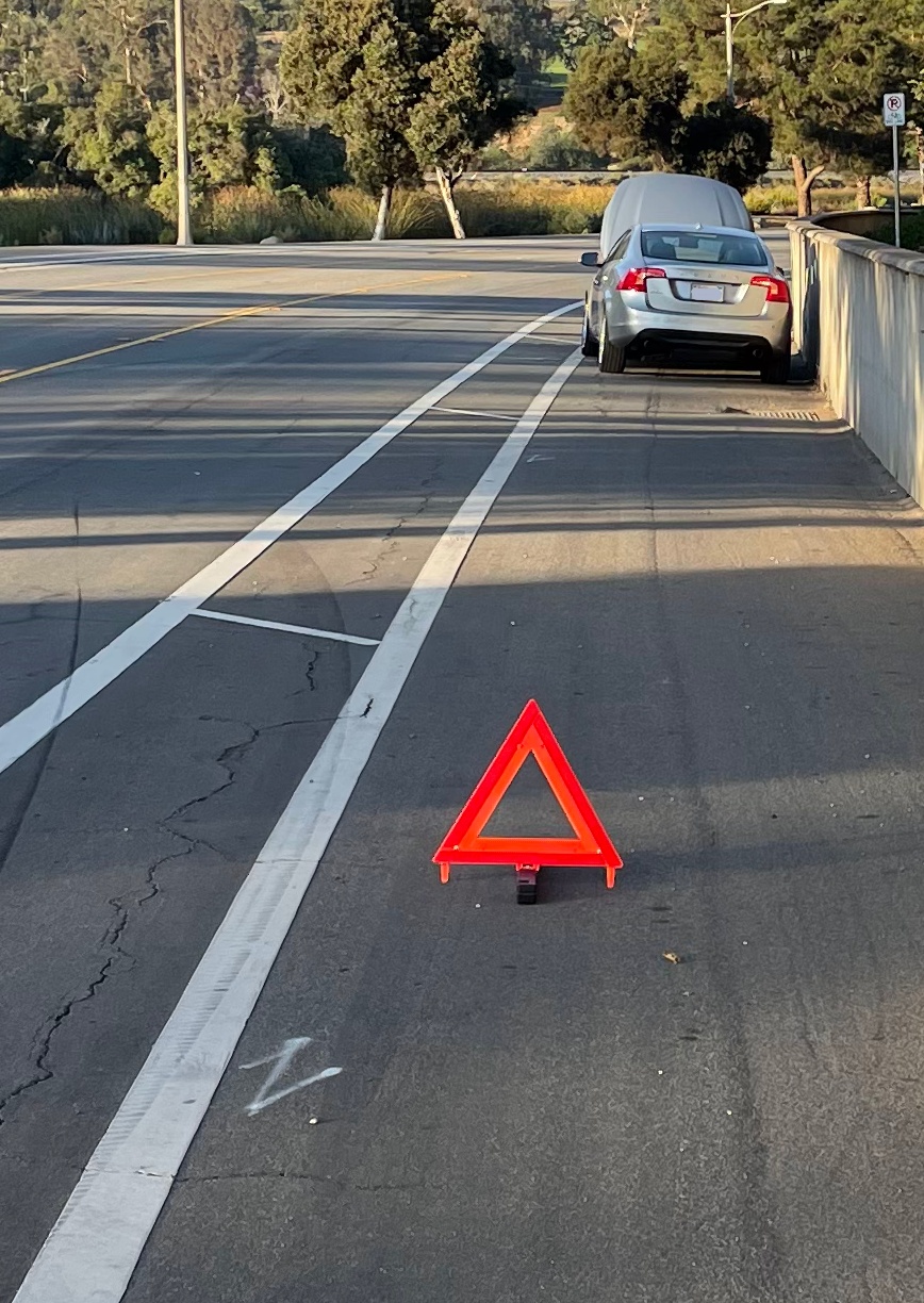 سيارة متعطلة تحتاج إلى ونش انقاذ